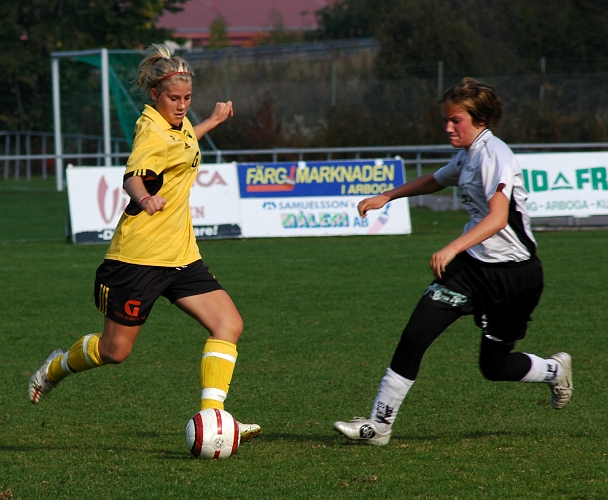 2005_0925_15.jpg - Södras nr.10 Fanny Pettersson testar ett långskott mot Kolsvas mål